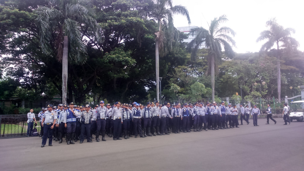 Sejumlah petugas Dishub DKI Jakarta mengikuti apel kesiapan pengamanan perayaan tahun baru 2018. Foto: Medcom.id/Kautsar Widya Prabowo