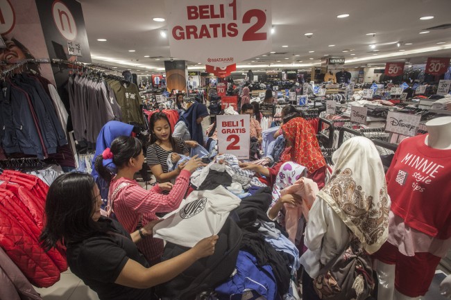 Warga Buru Diskon di Pusat Perbelanjaan