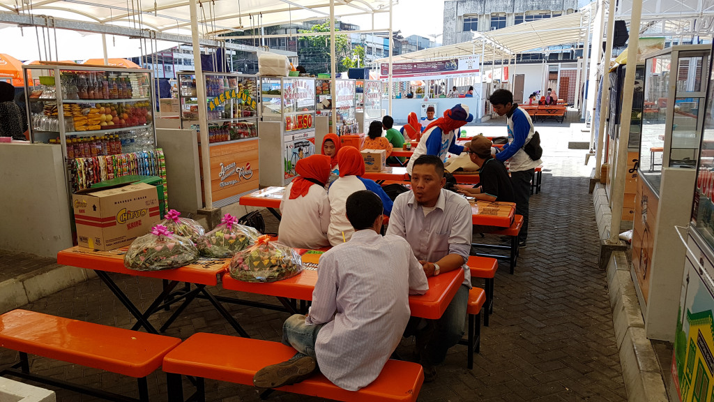 Suasana kawasan kuliner di Taman Kota Intan, Jakarta Barat. Medcom.id/Rizky Adhestian.
