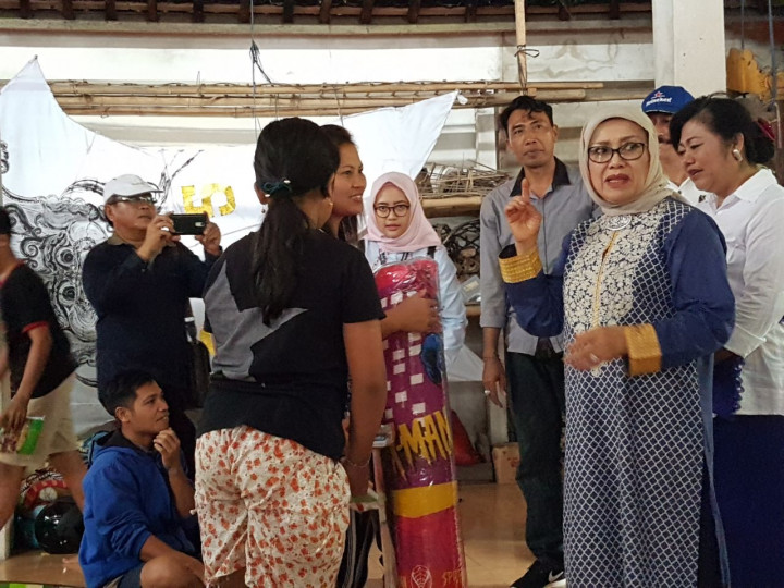 Mufidah Kalla Bagikan Bantuan kepada Pengungsi Gunung Agung