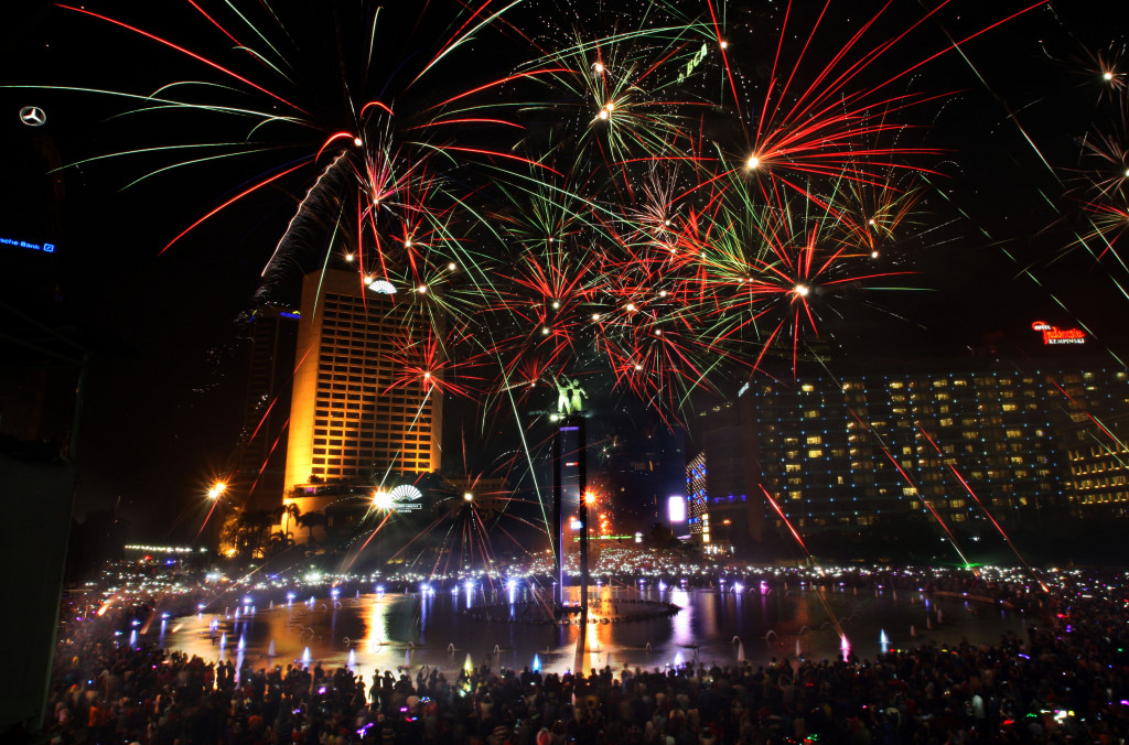 Ilustrasi kembang api menghiasi langit di kawasan Bunderan Hotel Indonesia (HI) pada malam pergantian tahun di Jakarta, Jumat (1/1). Foto: ADAM DWI/MI.
