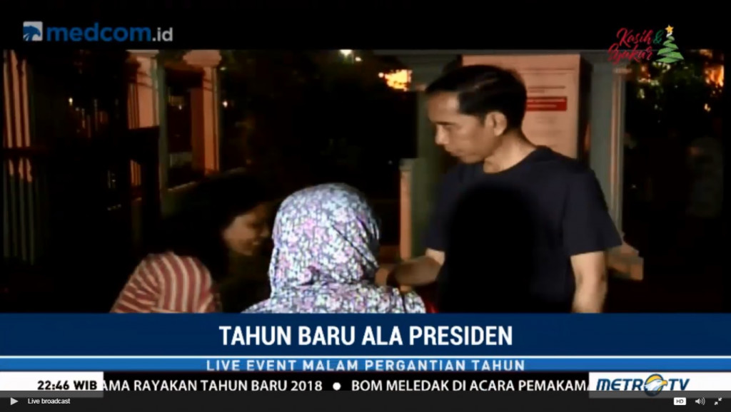 Jokowi bersama sejumlah warga jelang pergantian tahun baru 2018 di Gedung Agung. Foto: Metro TV