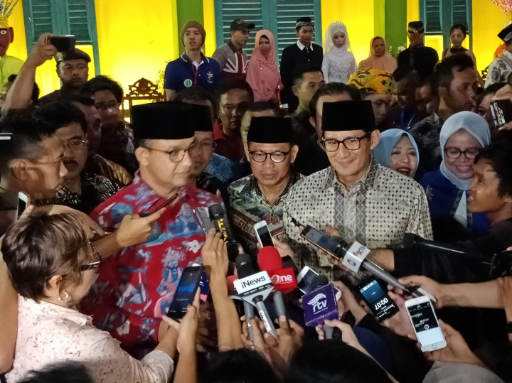 Anies-Sandi Terharu Saksikan 437 Pasangan Menikah
