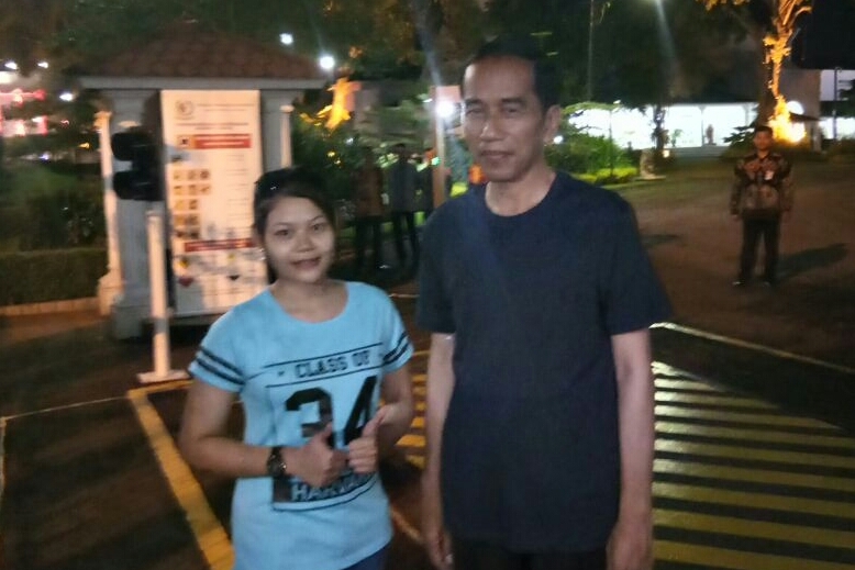 Seorang wisatawan saat berfoto bersama Presiden Jokowi. Foto: Medcom.id/Ahmad Mustaqim