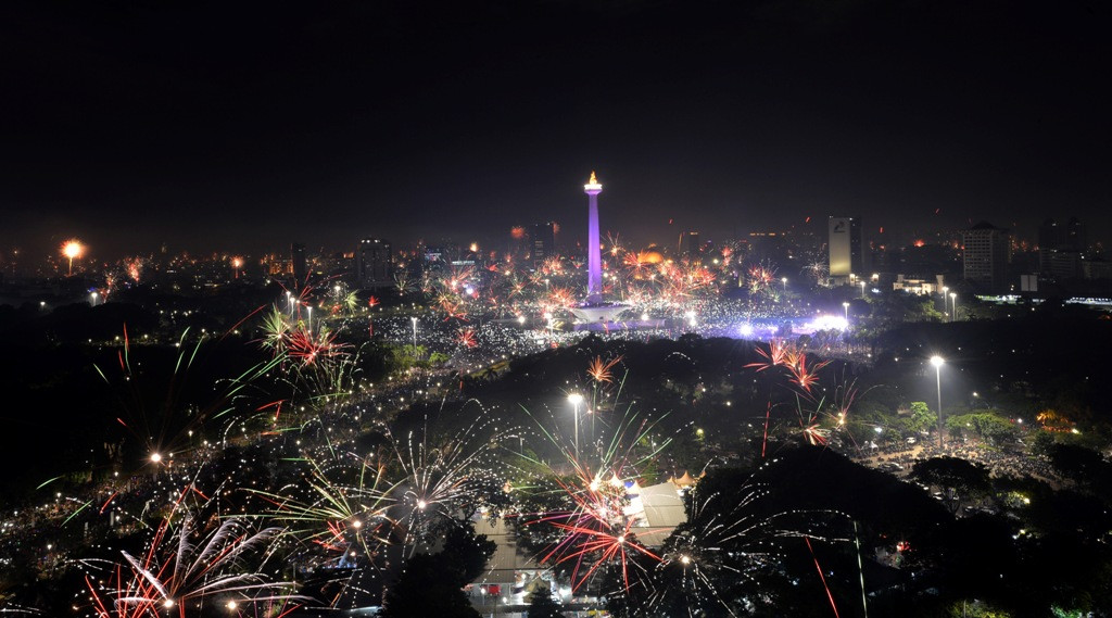 Suasana pesta kembang api pada malam tahun baru 2018 di kawasan Monas, Jakarta Pusat, Senin (1/1). ANTARA FOTO/Wahyu Putro A.