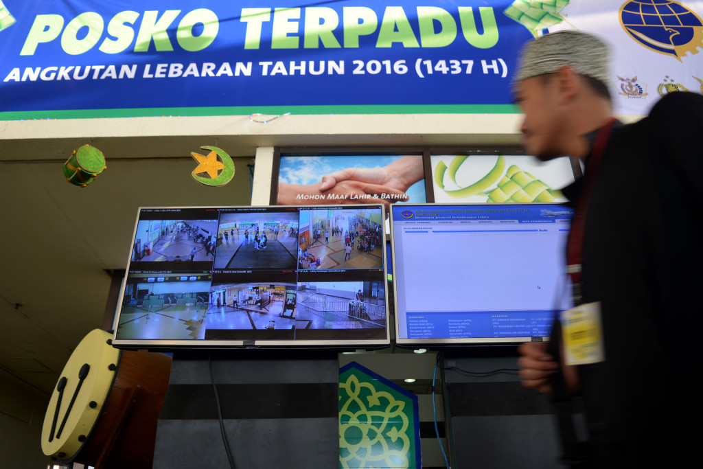 Seorang penumpang mengamati CCTV (Closed-circuit television) di posko terpadu Bandara Internasional Juanda Surabaya di Sidoarjo, Jawa Timur, Rabu (22/6). ANTARA FOTO/Umarul Faruq.