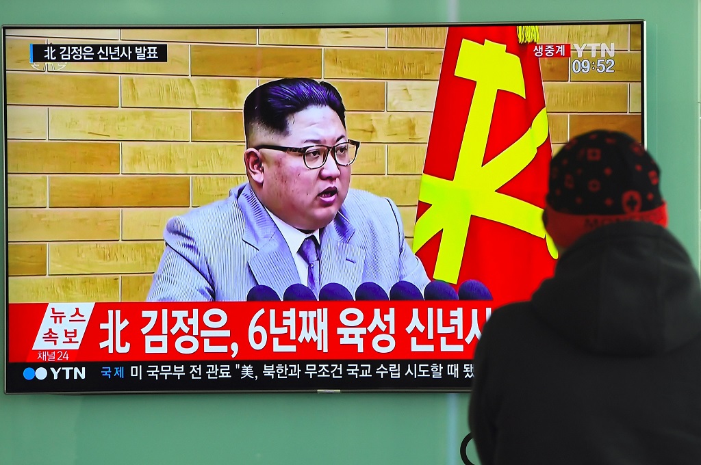 Seorang warga menonton pidato tahun baru Kim Jong-un di sebuah stasiun kereta api di Seoul, Korsel, 1 Januari 2018. (Foto: AFP/JUNG YEON-JE)