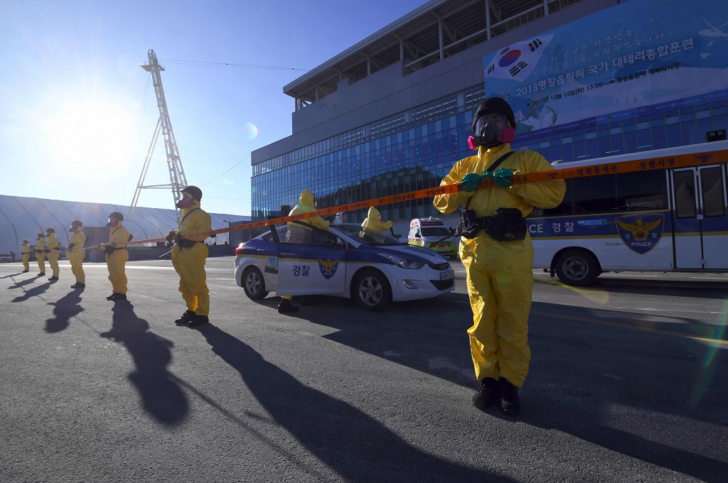 Petugas keamanan bersiaga di arena Olimpiade Musim Dingin di Pyeongchang, Korsel, 12 Desember 2017. (Foto: AFP/JUNG YEON-JE)