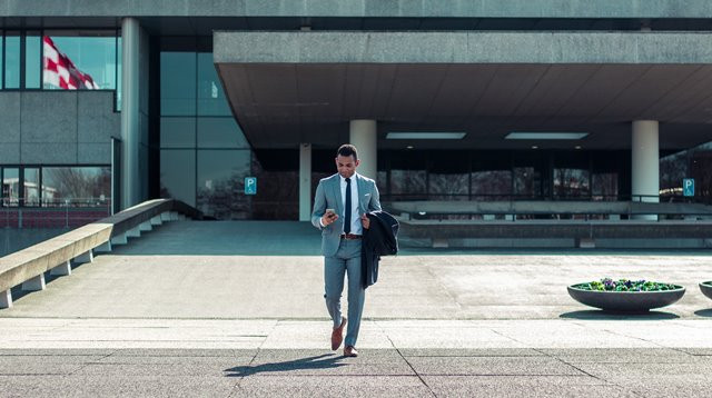 (Para peneliti berpendapat bahwa tubuh yang kuat akan menjadi indikator akan kesehatan seorang pria.  (Foto: Bram Naus/Unsplash.com)