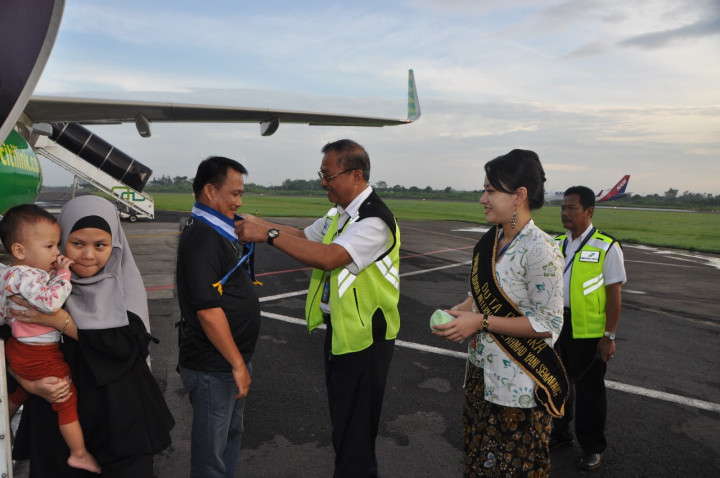 Bandara Ahmad Yani Bagikan Suvenir Tahun Baru ke Penumpang