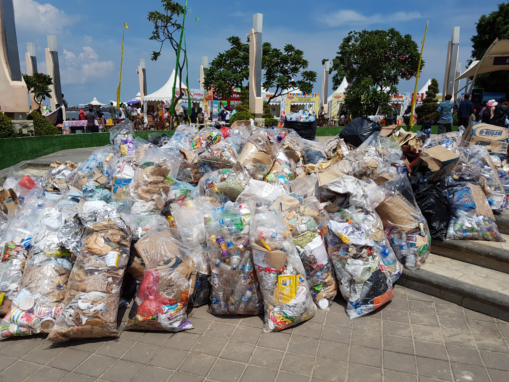 Sampah yang berhasil dikumpulkan di Ancol oleh tim aksi bersih pantai--Medcom.id/M. Rizky Adhestian