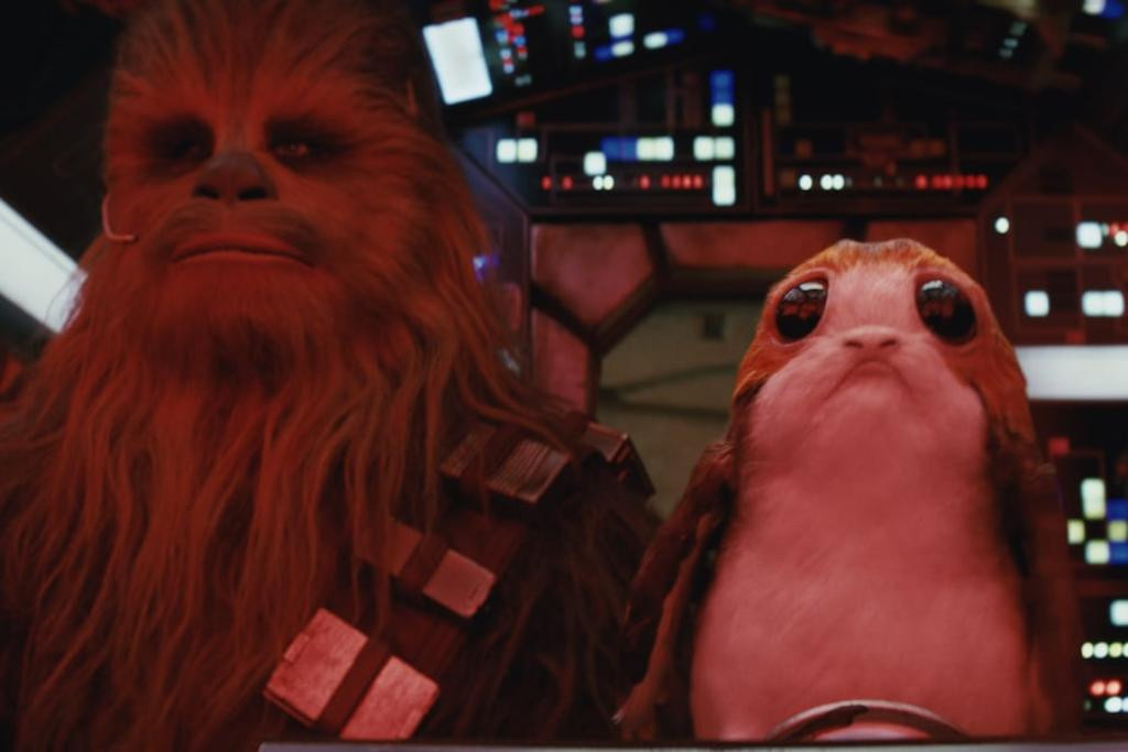 Seekor Porg dan Chewbacca di Star Wars The Last Jedi (disney-lucasfilm)