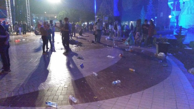 Sejumlah pengunjung meninggalkan sampah usai perayaan malam pergantian tahun TMII, Jakarta Timur, Senin 1 Januari 2018. Foto: Medcom.id/ Fachri Audhia Hafiez.