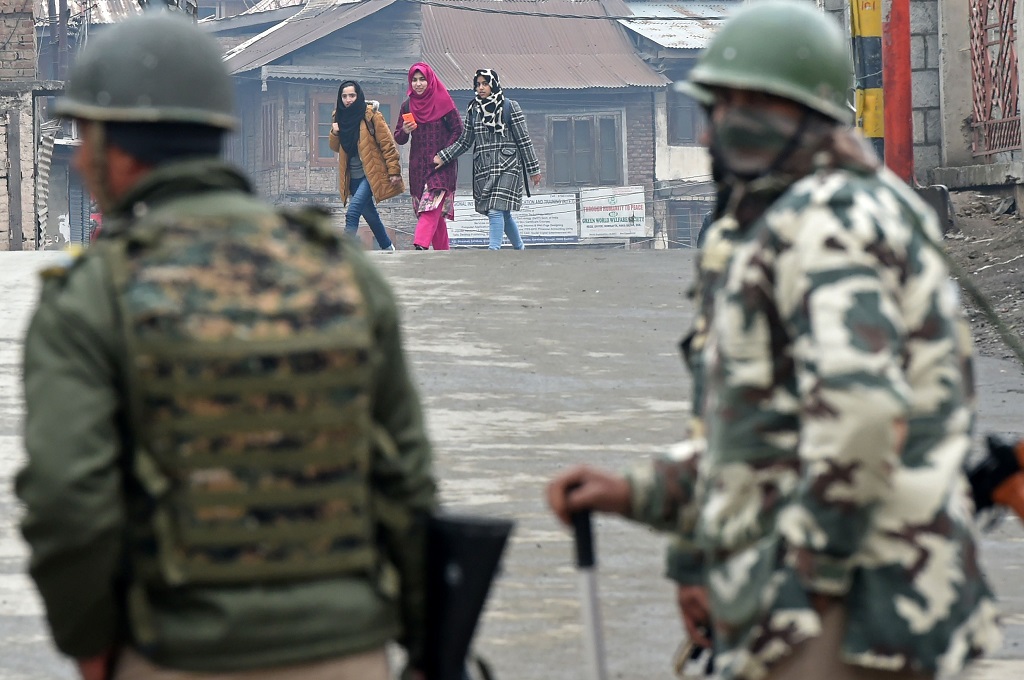 Pasukan paramiliter India bersiaga di Srinagar, Kashmir, 20 Desember 2017. (Foto: AFP/TAUSEEF MUSTAFA)