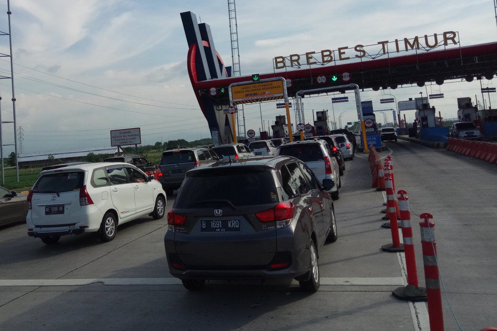 Kondisi lalulintas arus balik liburan natal dan tahun baru di pintu tol Brebes Timur. Foto: Medcom.id/Kuntoro Tayubi
