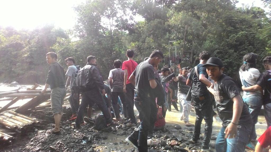 Suasana evakuasi korban jembatan putus di tempat wisata penangkaran rusa di Tanjung Sari, Bogor. Dokumentasi Polres Bogor