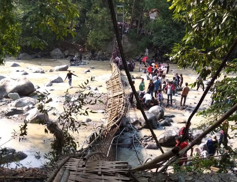 Jembatan gantung di lokasi wisata penangkaran rusa Cariu, Kampung Girijaya, Tanjung Sari, Kabupaten Bogor. Foto: Dok. Polres Bogor