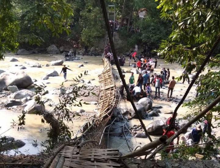 Jembatan di Lokasi Wisata Ambruk Diduga Kelebihan Muatan