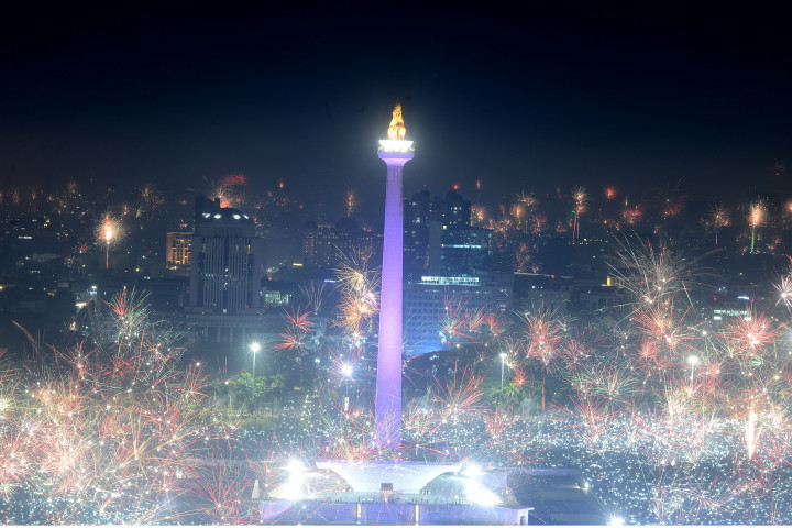 Sampah Tahun Baru di Monas Mencapai 300 Meter Kubik
