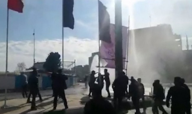 Hari ke-5 Demonstrasi di Iran, Seorang Polisi Tewas Ditembak