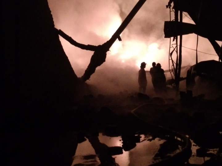 Polisi Selidiki Penyebab Terbakarnya Gudang Plastik di Sidoarjo