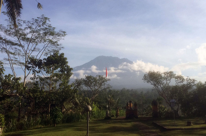 Empat Bulan Gunung Agung Erupsi 22 Kali