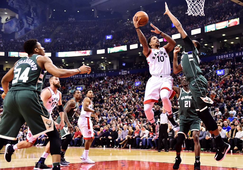 DeMar DeRozan (Putih-10) saat menghadapi Milwaukee Bucks (Foto: NBA)
