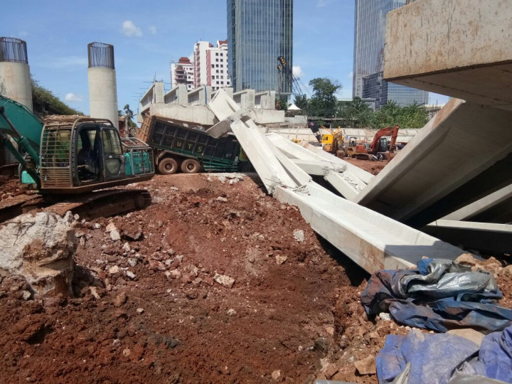 Balok Beton Proyek Jalan Tol Depok-Antasari Roboh