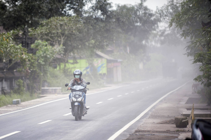 Bandara Bali Aman Setelah Gunung Agung Kembali `Batuk`