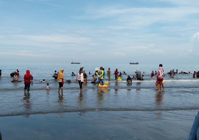 Pantai Ngebum, Wisata Keluarga yang Murah Meriah