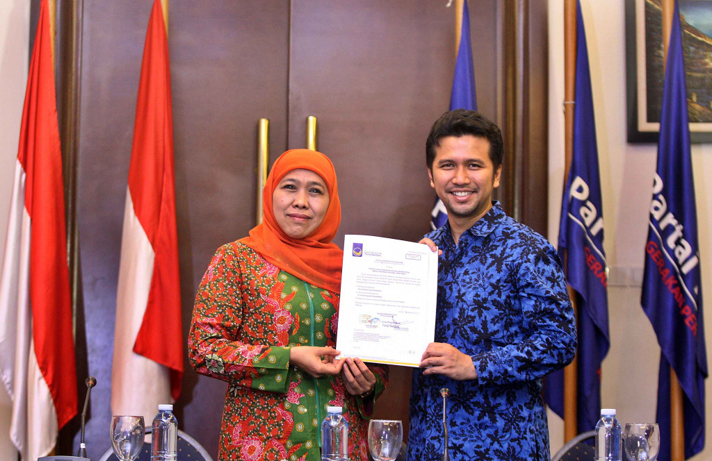 Pasangan bakal calon Gubernur Jawa Timur Khofifah Indar Parawansa-Emil Dardak memperlihatkan SK dukungan Partai Nasdem. MI/Usman Iskandar.