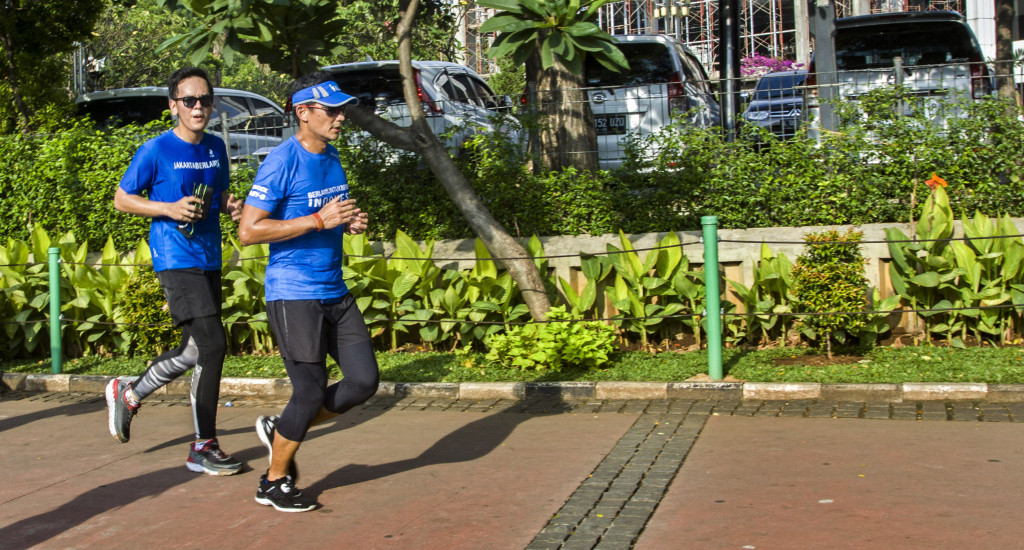 Wakil Gubernur DKI Jakarta Sandiaga Uno (kanan) berlari menuju Balai Kota, di Jakarta, Jumat (20/10)/Foto: Antara/Galih Pradipta