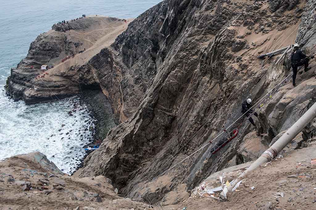 Begini Sulitnya Evakuasi Korban Kecelakaan Bus di Peru