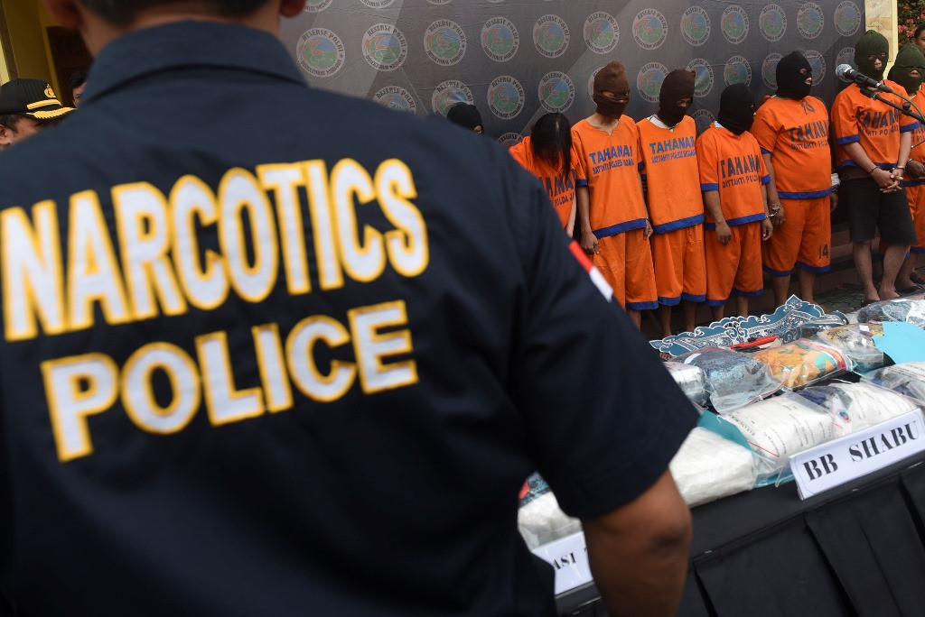 Ilustrasi--Polisi mengatur barang bukti narkoba jenis sabu serta sejumlah tersangka saat gelar sejumlah kasus penyalahgunaan narkoba di halaman Mapolda Jawa Timur. (Foto: ANTARA/Zabur Karuru)