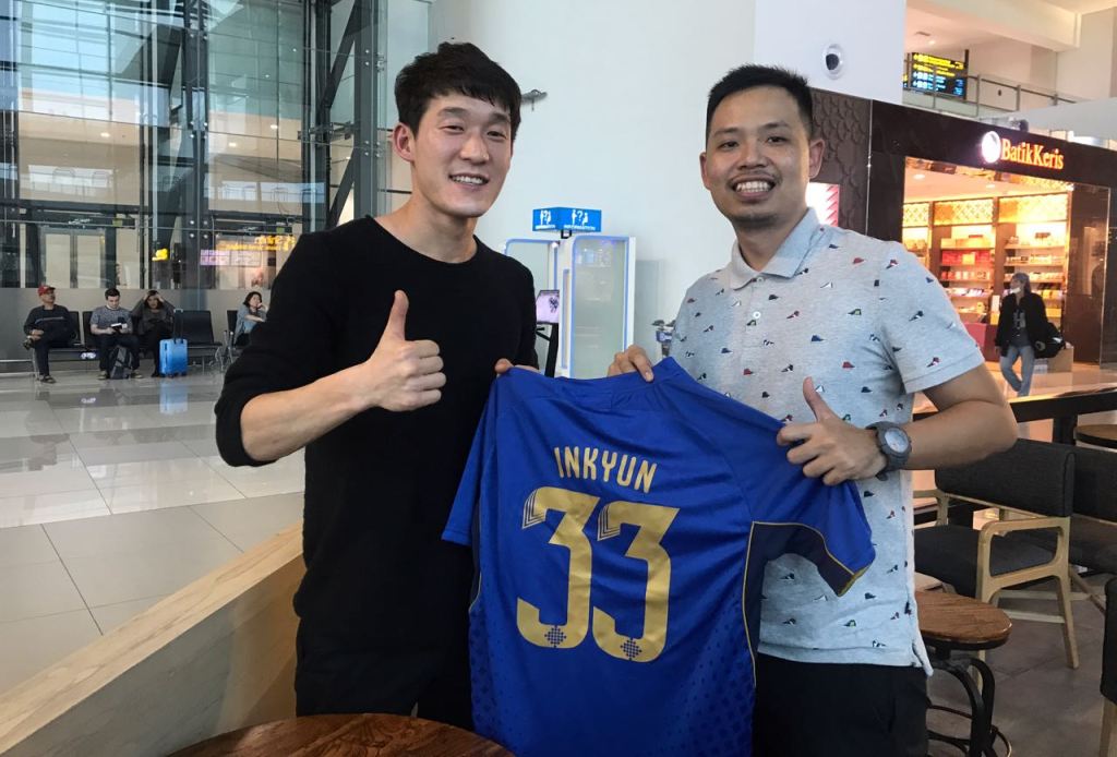 Oh In-Kyun (kiri) bersama sang agen, Gabriel Budi (istimewa)