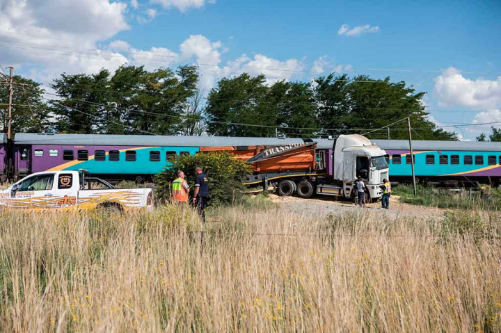 Kereta Tabrak Truk di Afsel, 18 Tewas dan 254 Terluka