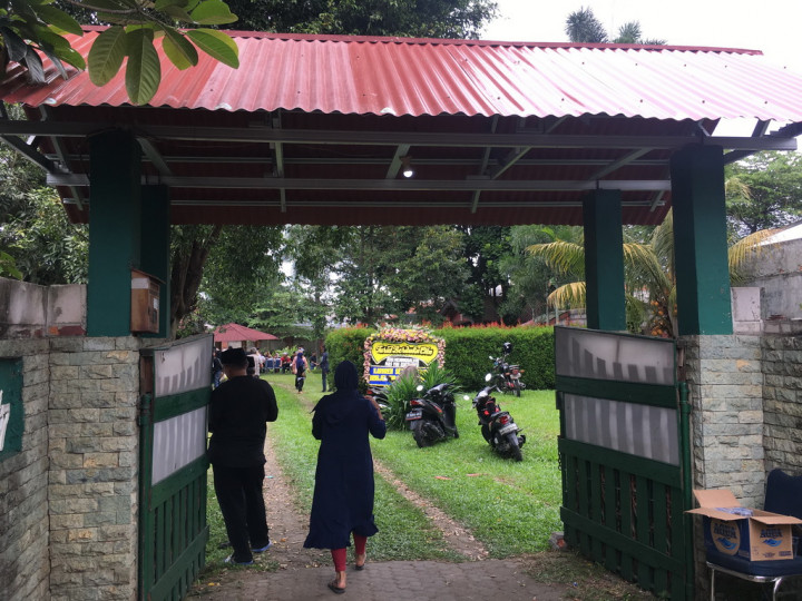 Sejumlah Pelayat Datangi Rumah Duka Yon Koeswoyo