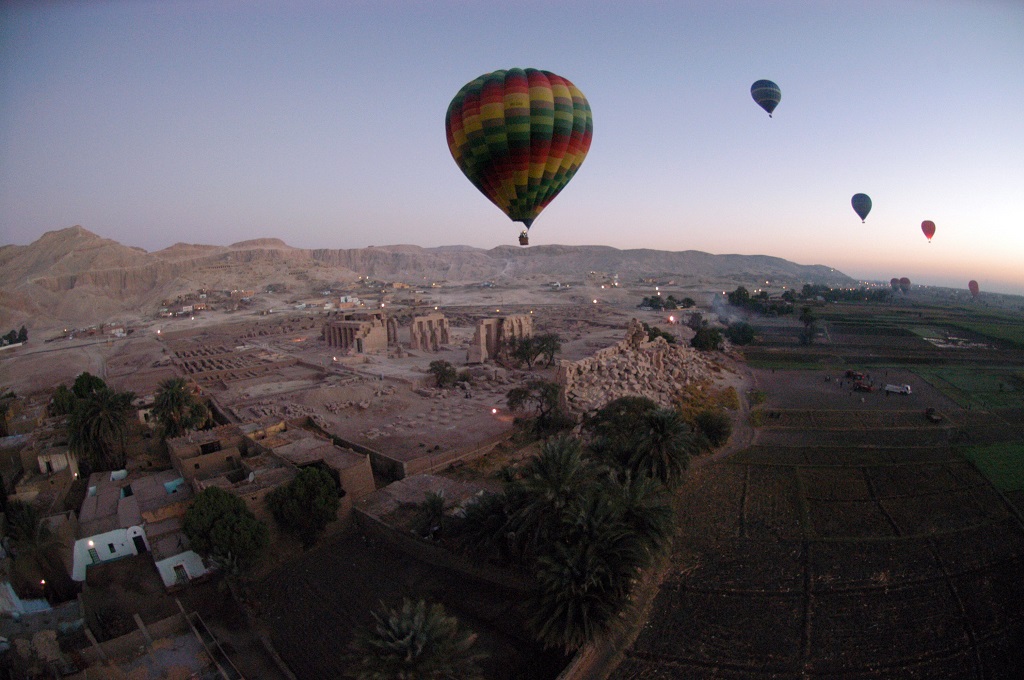 Balon udara terbang di atas kota Luxor, Mesir, 15 November 2007