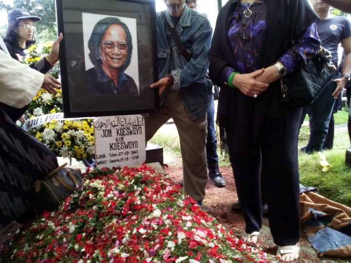 Yon Koeswoyo Dimakamkan di Sebelah Makam Orangtua