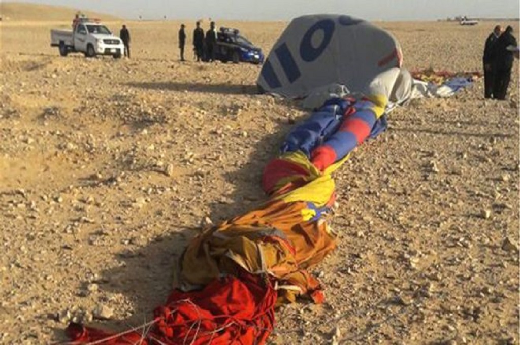 Balon udara jatuh di Luxor, Mesir, Jumat 5 Januari 2018. (Foto: AFP/Getty)