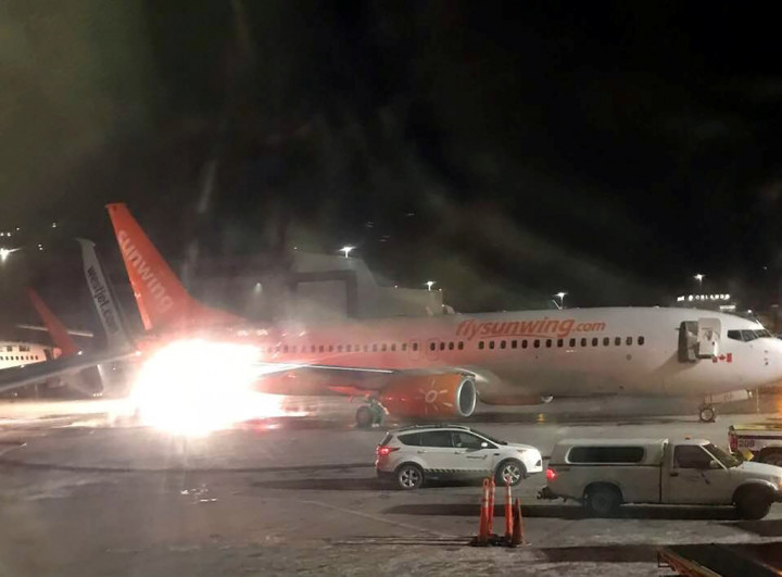 Dua Pesawat Tabrakan di Landasan, Penumpang Dievakuasi