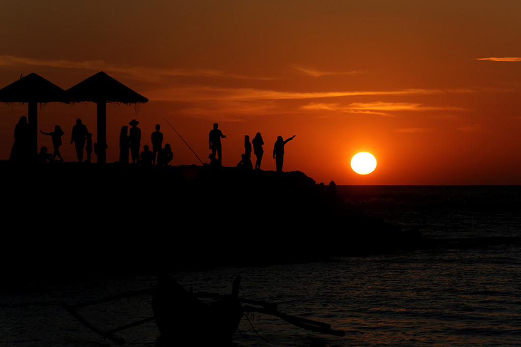 Menikmati Sunset di Pantai Lampuuk Aceh