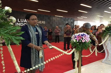 Menlu RI Resmikan Pameran Foto Capaian Tiga Tahun Kemenlu