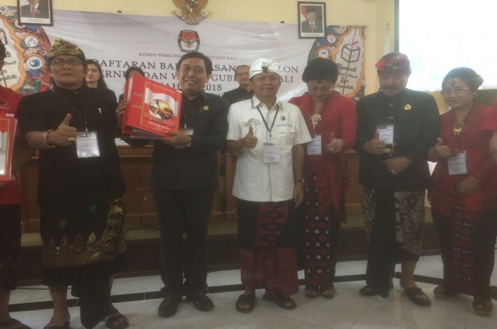 Massa Beratribut PDI Perjuangan Antar Koster-Cok Ace ke KPU Bali