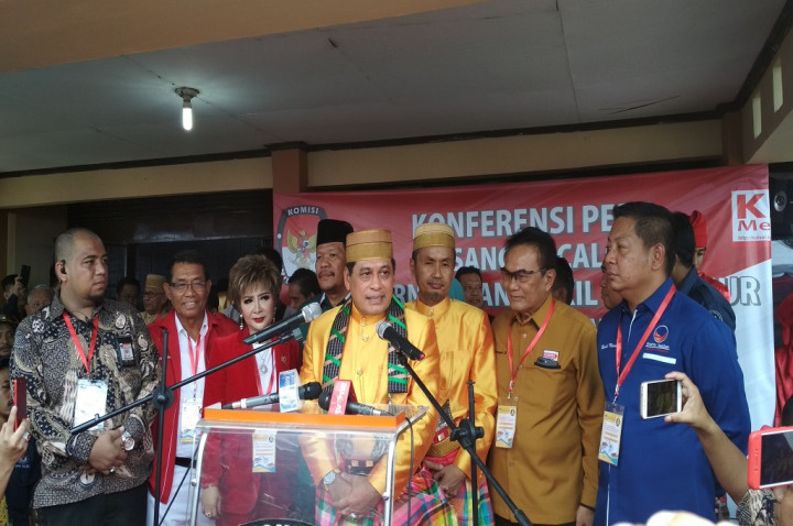 Ketum Partai Golkar Dampingi Nurdin Halid-Aziz Qahhar ke KPU