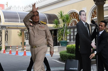 Hindari Wartawan, PM Thailand Hadirkan Replika Karton