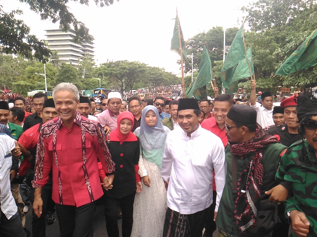 Pekik Takbir Hantar Ganjar-Gus Yasin Mendaftar ke KPU Jateng