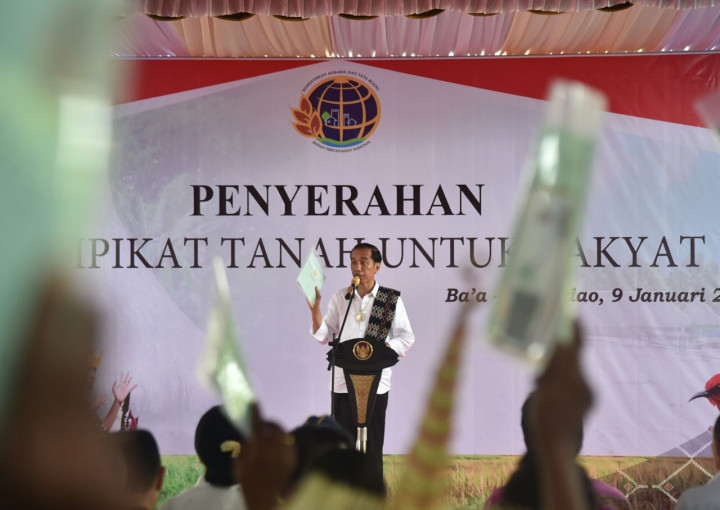 Presiden Bagikan 700 Sertifikat di Pulau Rote