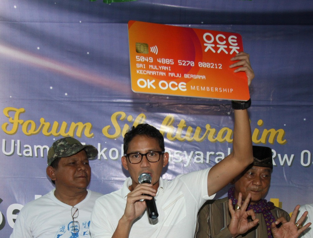 Wakil Gubernur DKI Jakarta Sandiaga Uno memegang replika kartu anggota OK OCE. ANT/Reno Esnir.