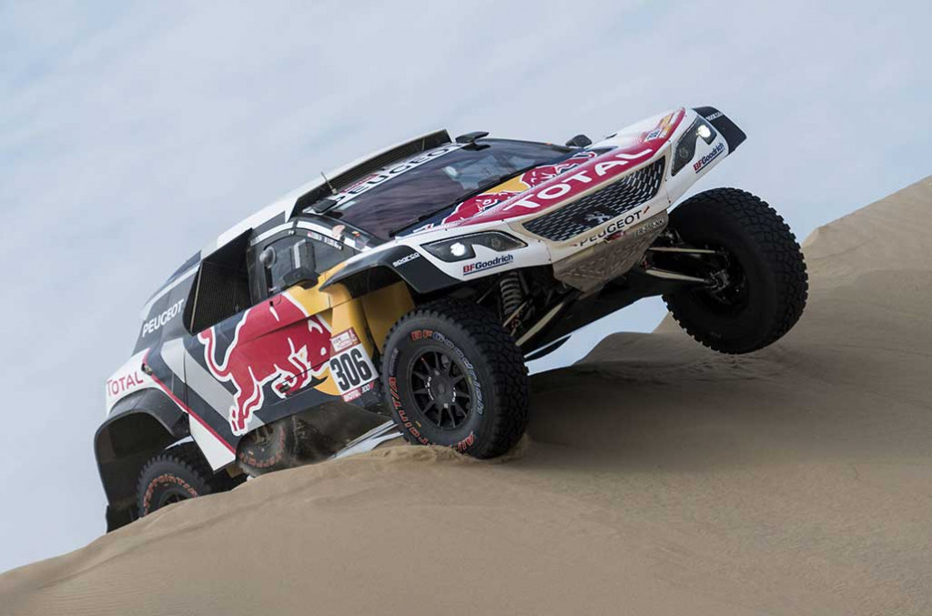 Sebastian Loeb sukses lalui tantangan gundukan pasir yang menantang di etape keempat. Red Bull